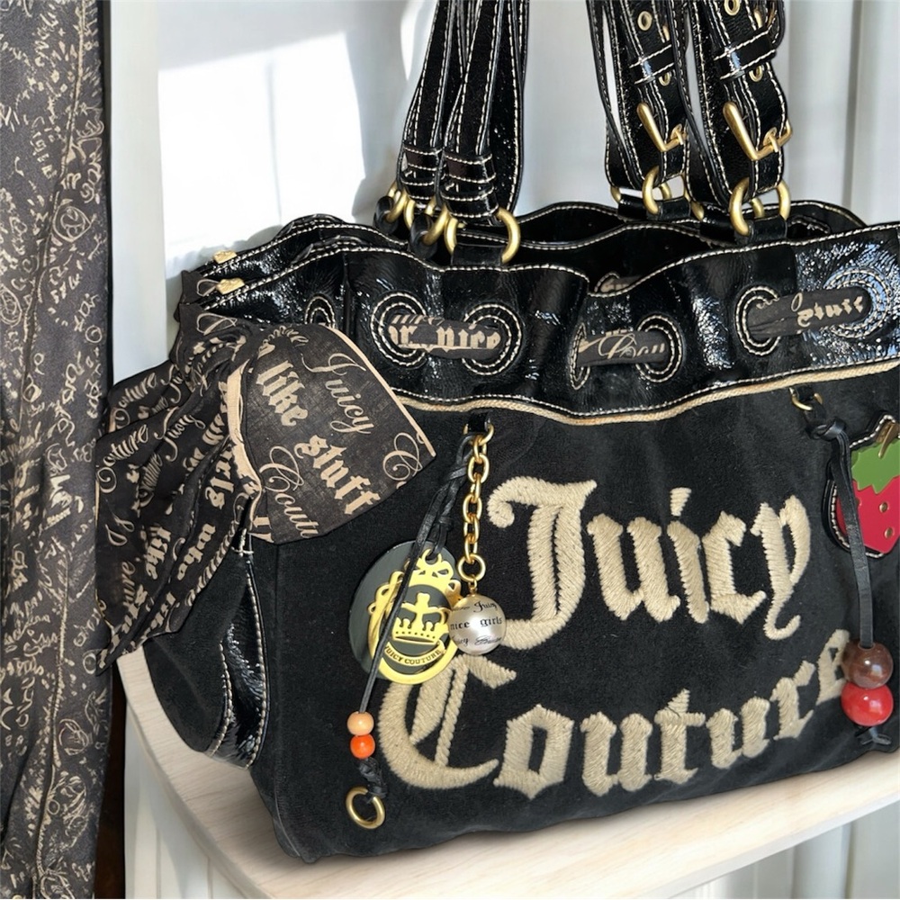 VINTAGE🍓HTF Juicy Couture Strawberry Fields Daydreamer bag Y2K
EUC✨ - Picture 8 of 14